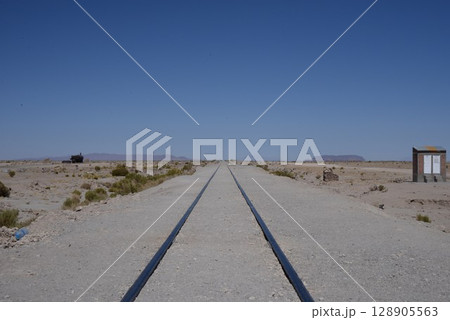 ウユニ、地平線に伸びる鉄道跡2 128905563