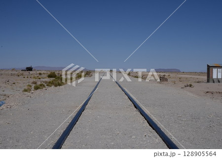 ウユニ、地平線に伸びる鉄道跡3 ウユニ、地平線に伸びる鉄道跡3 128905564