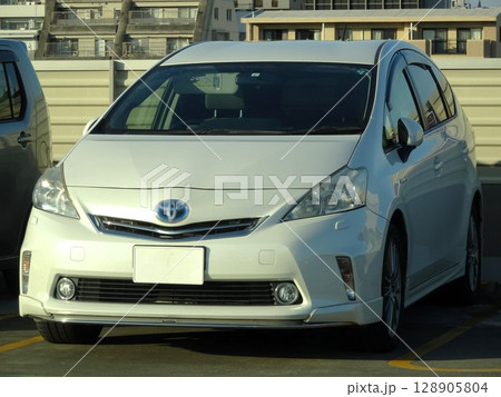 白い車(トヨタ・プリウスα) 白い車(トヨタ・プリウスα) 128905804