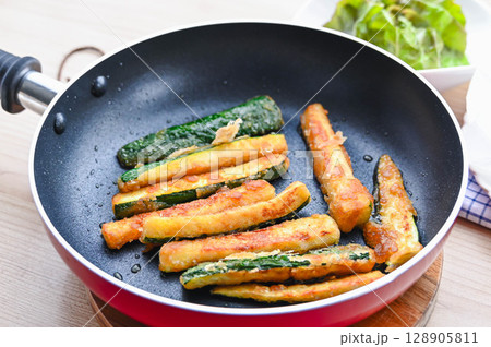 フライパンでズッキーニの揚げ焼き 128905811