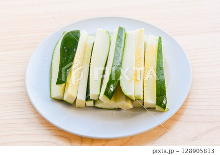 カットするズッキーニ 128905813