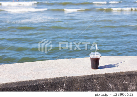 真夏の海岸で飲む冷たいアイスコーヒー 128906512