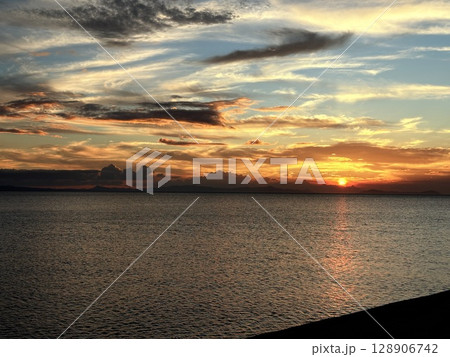 真玉海岸の海に沈む夕日 128906742