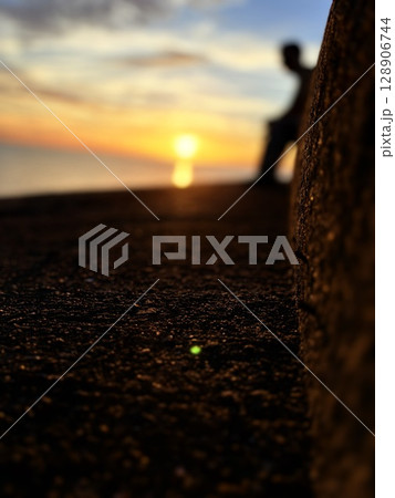 海に沈む夕日に黄昏て 海に沈む夕日に黄昏て 128906744