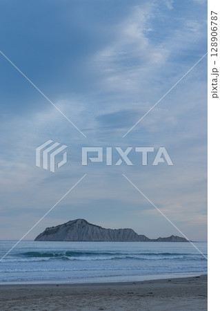 ニュージーランド ホークスベイのヘイスティングス地方にあるワイマラマビーチから見えるベア島 ニュージーランド ホークスベイのヘイスティングス地方にあるワイマラマビーチから見えるベア島 128906787