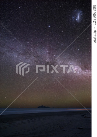 ニュージーランド　ホークスベイのヘイスティングス地方にあるワイマラマビーチから見える夜のベア島と星空 128906809