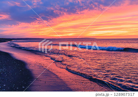 燃える空と静かな海 ― 北海道・浜小清水の夕暮れ 燃える空と静かな海 ― 北海道・浜小清水の夕暮れ 128907317
