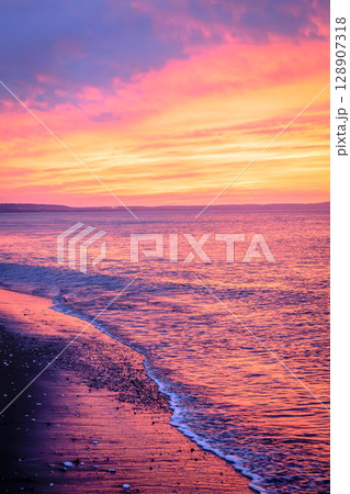 彩雲の下で ― 北の果ての静寂な夕景 128907318