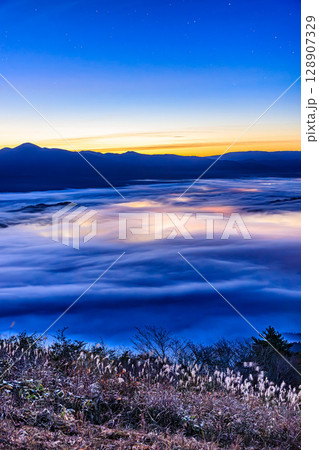 星と朝焼けが出会う瞬間 128907329