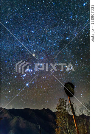 星空に描かれる軌跡 ― ふたご座流星群の瞬間 128907335
