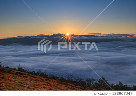 静寂の夜が明ける風景 128907347