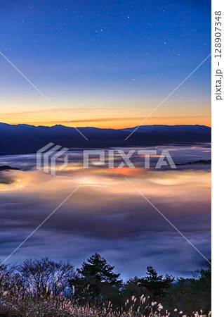 霧と星の境界線に立つ夜明け 128907348