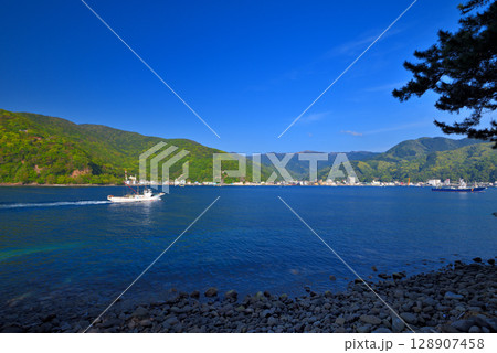 中部地方・伊豆半島・御浜岬・御浜岬公園の遊歩道から眺める戸田港・静岡県沼津市戸田(1) 128907458