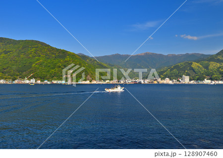 中部地方・伊豆半島・御浜岬・御浜岬公園の遊歩道から眺める戸田港・静岡県沼津市戸田(3) 128907460
