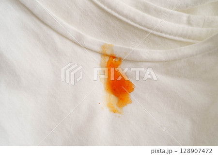Dirty tomato sauce stain removal or ketchup on cloth accident to wash with washing powder, cleaning housework. 128907472