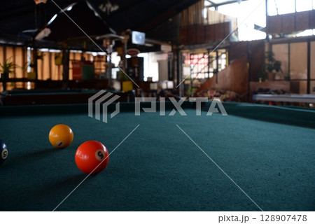 レトロな雰囲気のビリヤード台2 128907478