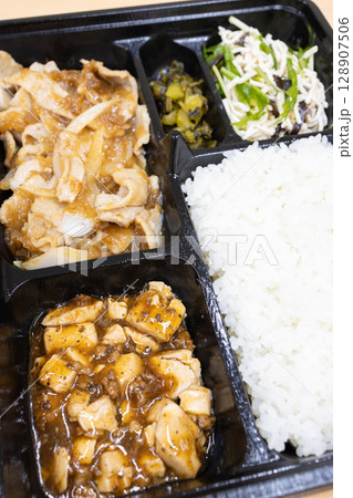 美味しい豚肉生姜焼きの中華焼肉弁当 美味しい豚肉生姜焼きの中華焼肉弁当 128907506