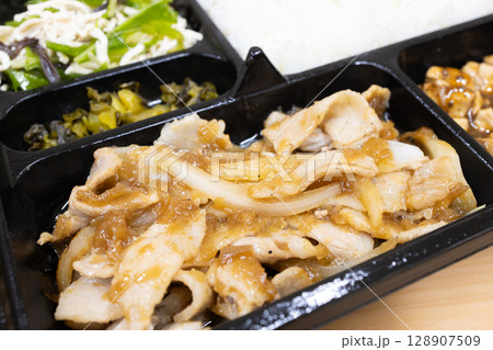 美味しい豚肉生姜焼きの中華焼肉弁当 128907509
