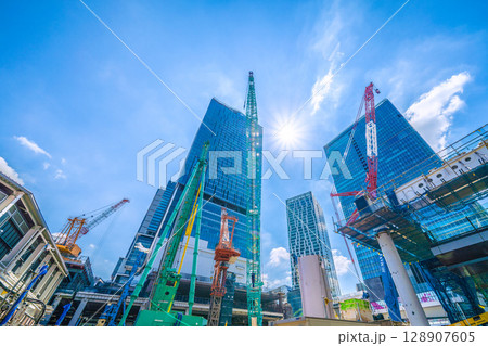 日本の東京都市景観7月26日。猛烈な暑さ…巨大重機がズラリ…さよなら渋谷駅西口。本格的な工事へ 128907605