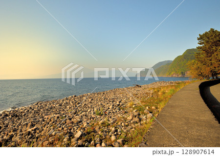 中部地方・伊豆半島・御浜岬・夕陽に染まり始める夕凪の駿河湾・静岡県沼津市戸田(1) 中部地方・伊豆半島・御浜岬・夕陽に染まり始める夕凪の駿河湾・静岡県沼津市戸田(1) 128907614