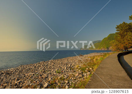 中部地方・伊豆半島・御浜岬・夕陽に染まり始める夕凪の駿河湾・静岡県沼津市戸田(2) 128907615