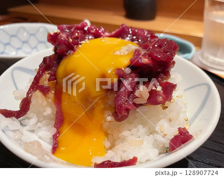 馬肉の桜ユッケ丼 生馬肉を乗せた丼ご飯 128907724