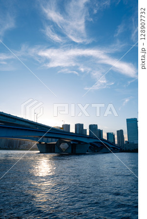 豊洲からみた東京の景色 128907732