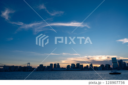 豊洲からみた東京の景色 128907736