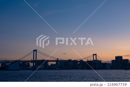 豊洲からみた東京の景色 128907739