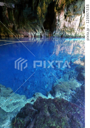 北米メキシコのメリダ近郊にあるクサマのセノーテ 128907838