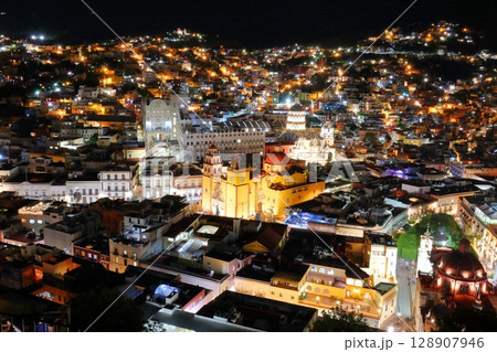中米メキシコで最も美しい世界遺産の街グアナファトの街並み、夜景 中米メキシコで最も美しい世界遺産の街グアナファトの街並み、夜景 128907946