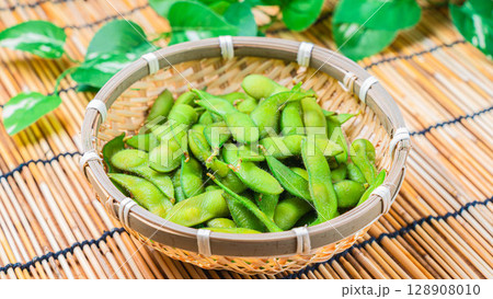 竹ざるに盛られた枝豆 128908010