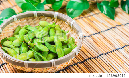 竹ざるに盛られた枝豆 128908011