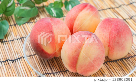 竹すだれの上に並べられた夏の完熟桃 128908091