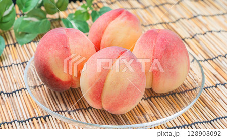 竹すだれの上に並べられた夏の完熟桃 128908092