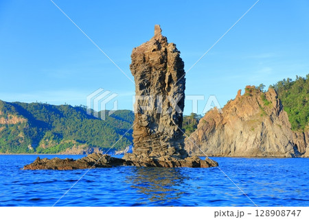 【島根県】快晴のローソク島（隠岐の島　島後） 128908747