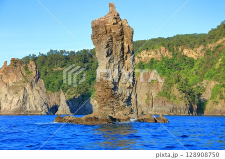 【島根県】快晴のローソク島（隠岐の島　島後） 128908750