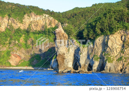 【島根県】快晴のローソク島(隠岐の島 島後) 【島根県】快晴のローソク島(隠岐の島 島後) 128908754