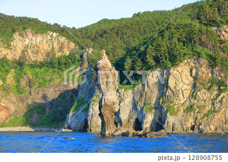 【島根県】快晴のローソク島(隠岐の島 島後) 【島根県】快晴のローソク島(隠岐の島 島後) 128908755