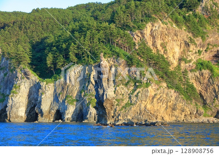 【島根県】快晴のローソク島（隠岐の島　島後） 128908756