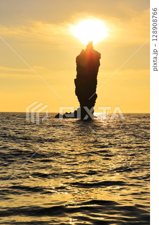 【島根県】夕日が灯ったローソク島（隠岐の島　島後） 128908766