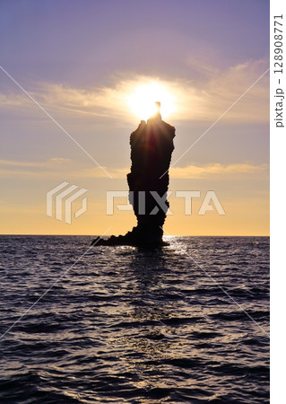 【島根県】夕日が灯ったローソク島（隠岐の島　島後） 128908771