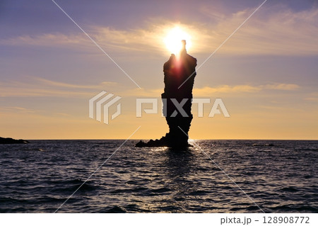 【島根県】夕日が灯ったローソク島（隠岐の島　島後） 128908772