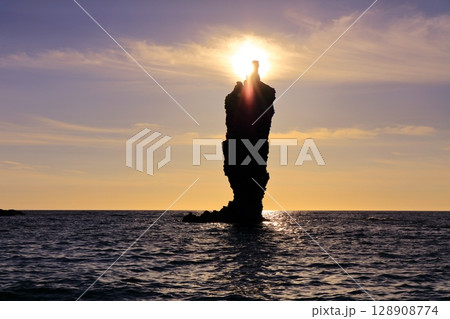 【島根県】夕日が灯ったローソク島（隠岐の島　島後） 128908774
