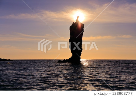 【島根県】夕日が灯ったローソク島（隠岐の島　島後） 128908777