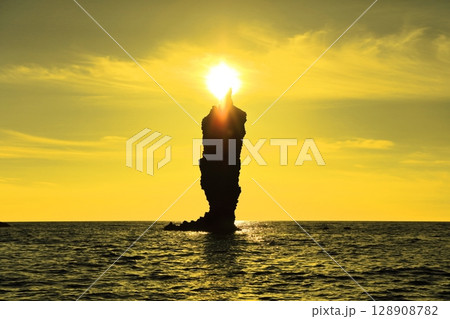 【島根県】夕日が灯ったローソク島（隠岐の島　島後） 128908782