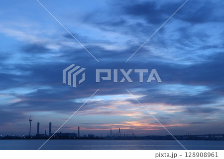 早朝の空　横浜 128908961