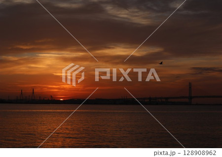 朝焼けの空と海　横浜 128908962