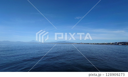 鵠沼海岸の海から撮影した海沿いの湘南の街並みと富士山 鵠沼海岸の海から撮影した海沿いの湘南の街並みと富士山 128909273