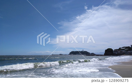 七里ヶ浜の海岸から撮影した江の島 七里ヶ浜の海岸から撮影した江の島 128909275